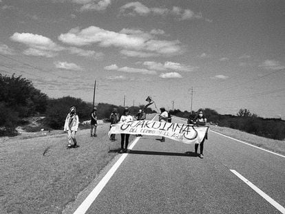 Un grupo de mujeres de asambleas ambientales y comunidades de pueblos originarios caminando en la ruta a setenta kilómetros de Andalgalá, el pasado  23 de abril.