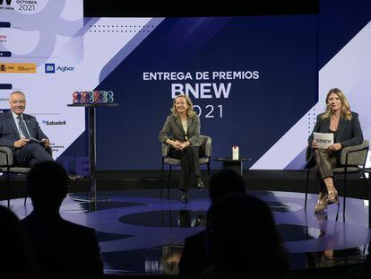 D'esquerra a dreta, Pere Navarro, delegat especial de l'Estat en el Consorci de la Zona Franca de Barcelona (CZFB); Nadia Calviño, vicepresidenta primera del Govern i ministra d'Assumptes Econòmics, i Blanca Sorigué, directora general del CZFB, durant la BNEW 2021.