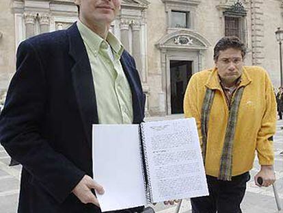 Agustín Torres y Alfredo Manuel Roldán, frente a la sede del TSJA.