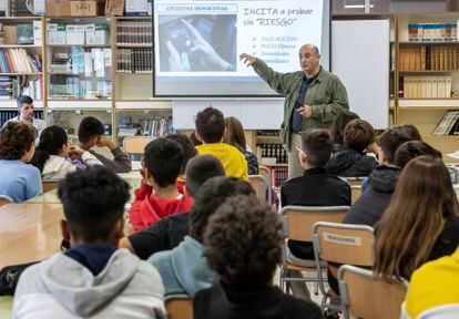 Juan Colomina, director de Reconecta Conductas, durante una charla en un instituto de Valencia.