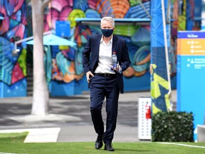 El director del Open de Australia, Craig Tiley, camina por Melbourne Park.