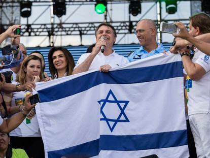 Bolsonaro junto el embajador de Israel, Yossi Shelley, en 2019.