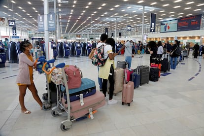 Cola de pasajeros para facturar el equipaje en el aeropuerto de París Orly, que reabre al público este viernes.