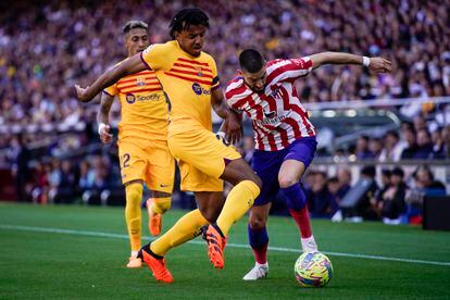 El jugador del FC Barcelona Koundé pelea por la pelota con Carrasco, durante el partido.