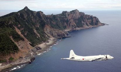 Un avi&oacute; japon&eacute;s vuela sobre el disputado archipi&eacute;lago de las Senkaku/Diaoyu.