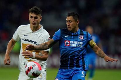 Julio César Domínguez, del Cruz Azul, durante un partido contra Pumas, en abril de 2022.