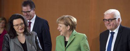 La canciller alemana, Angela Merkel (centro), conversa con la ministra de Trabajo y Asuntos Sociales, Andrea Nahles (izda), el ministro alem&aacute;n de Exteriores, Frank-Walter Steinmeier (dcha), y el ministro de Cooperaci&oacute;n Econ&oacute;mica y Desarrollo, Gerd M&uuml;ller (2&ordm;izda), a su llegada al Consejo de Ministros en la Canciller&iacute;a en Berl&iacute;n (Alemania) hoy, mi&eacute;rcoles 28 de enero de 2015. 