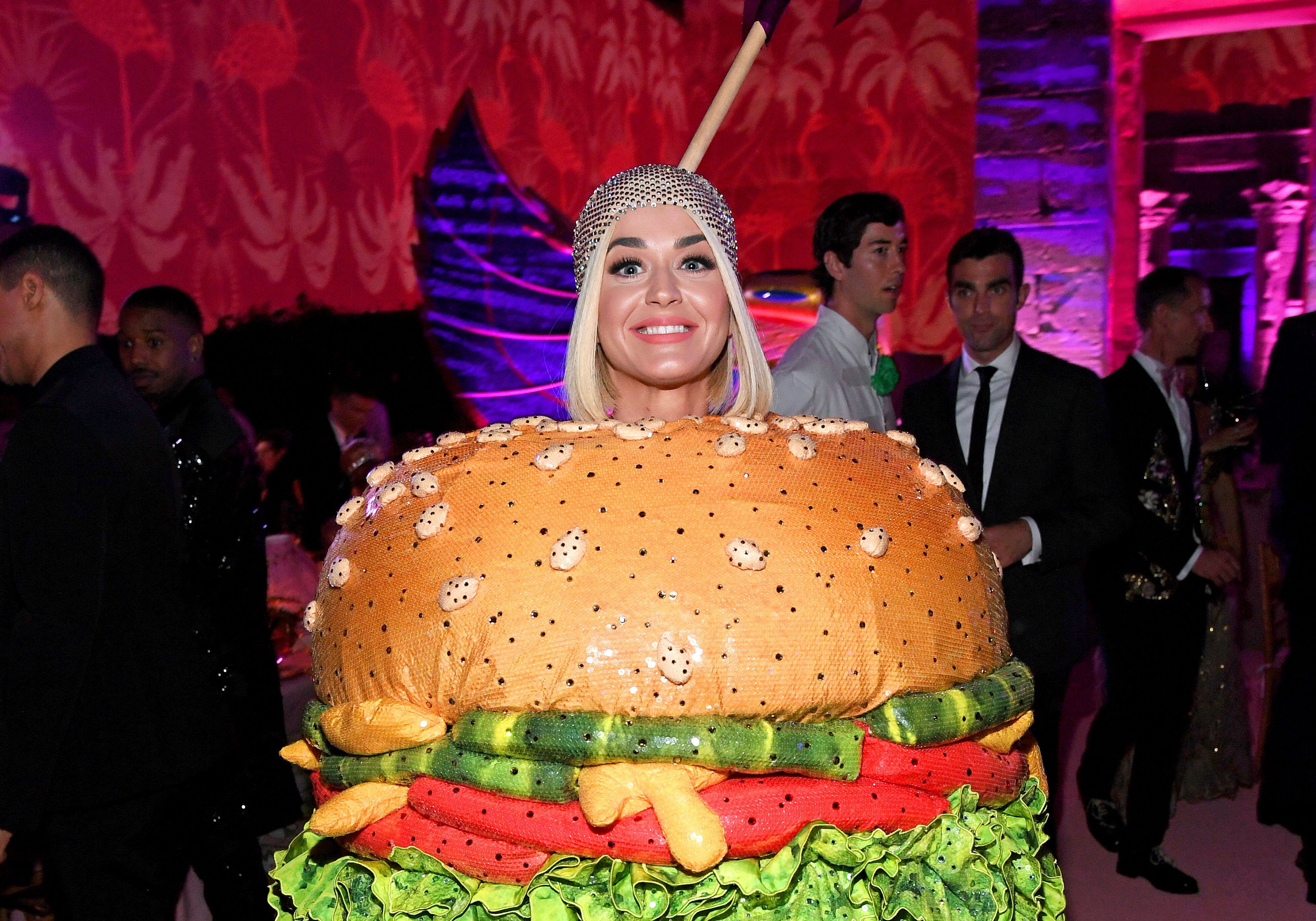 Katy Perry acude vestida de hamburguesa a la gala del Met en 2019, cuya temática era la estética 'camp'.