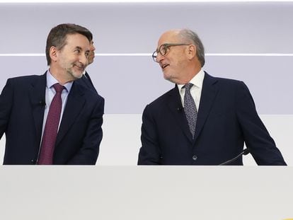 El CEO de Repsol, Josu Jon Imaz, y el presidente, Antonio Brufau, durante la junta general de accionistas de la compañía, este jueves.