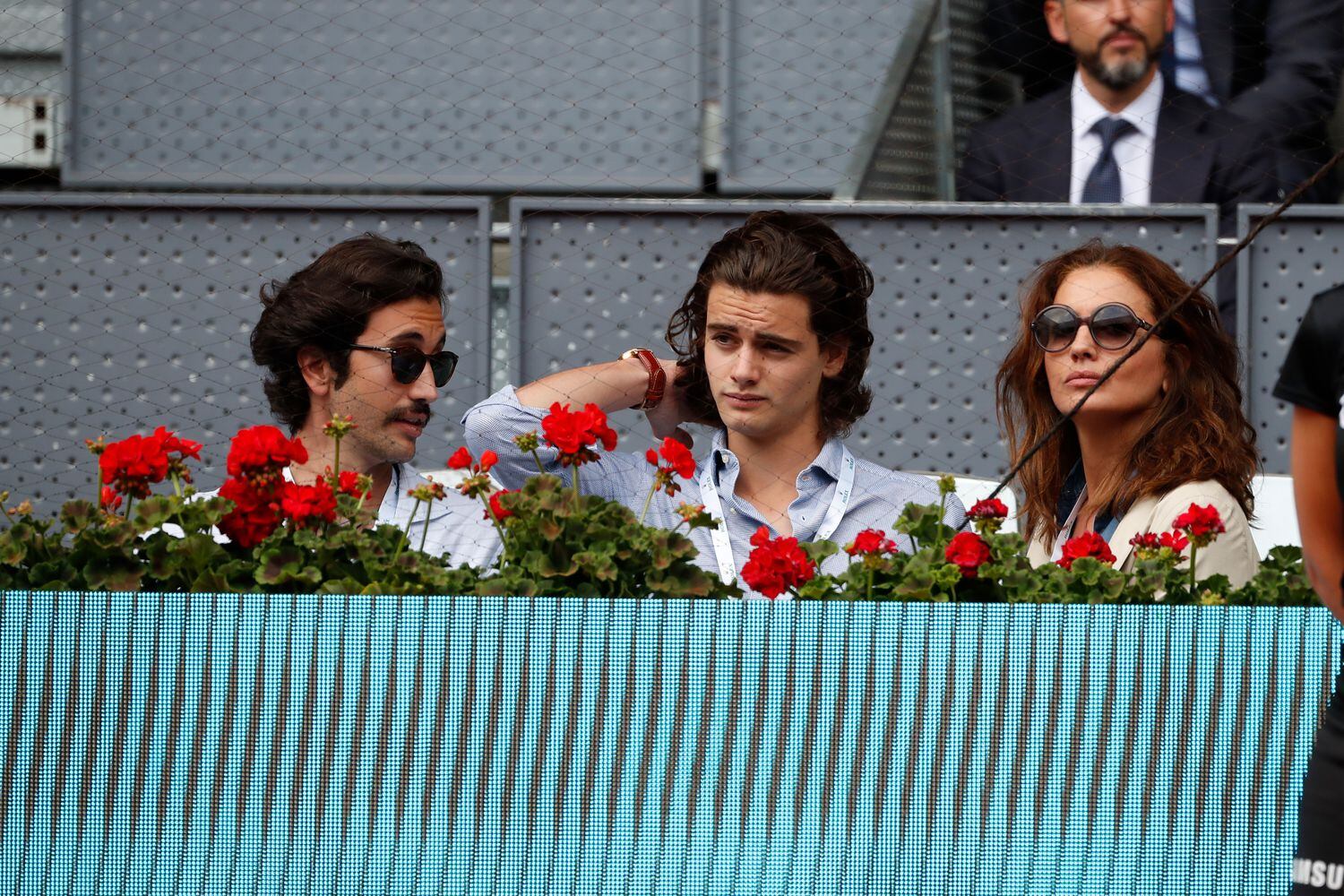 La modelo y presentadora Jose Toledo con sus hijos Diego y Daniel Martínez-Bordiú Toledo en un partido de tenis en mayo de 2019.