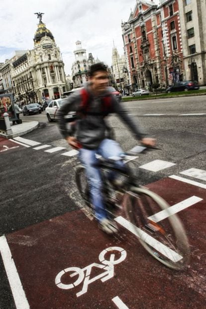 Un ciclista en el carril-bici de la calle de Alcalá.