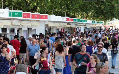 Visitantes en el último día de la Feria del Libro en Madrid.