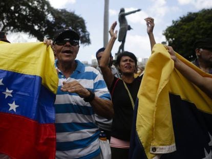 Detractores del presidente Nicolás Maduro este sábado en Caracas. En vídeo, declaraciones de Guaidó.