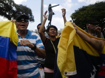 Detractores del presidente Nicolás Maduro este sábado en Caracas. En vídeo, declaraciones de Guaidó.