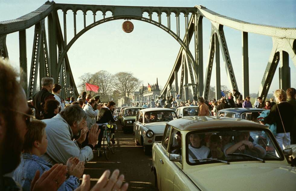 Vecinos de ambos lados de la frontera se saludan sobre el puente de Glienicke.