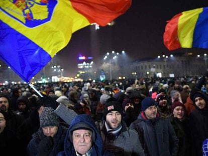 Manifestación contra la nueva ley en Bucarest, en noche del martes al miércoles.