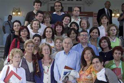 Juan Goytisolo con los alumnos que han asistido al curso <i>Guerra, periodismo y literatura,</i> en Santander.