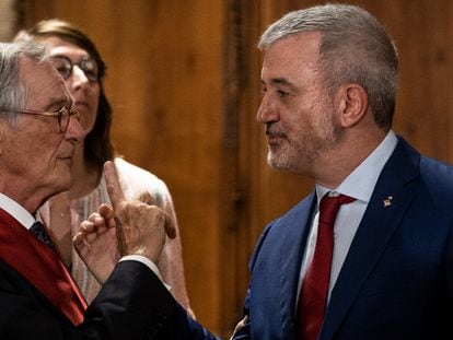 Investidura de Jaume Collboni, candidato del PSC como nuevo alcalde de Barcelona. 
En la imagen, Xavier Trias y Jaume Collboni se dan la mano y se cruzan varias palabras.