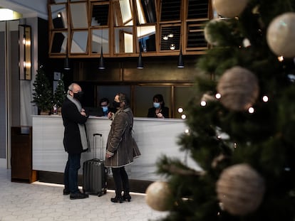 Dos huéspedes en la recepción del hotel Catedral en Barcelona, este martes.