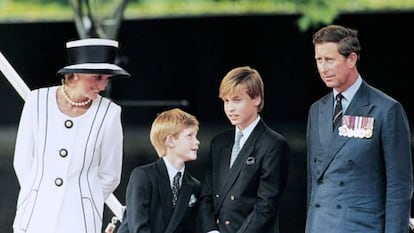 Diana de Gales y Carlos de Inglaterra con sus hijos, Enrique y Guillermo, en 1995.