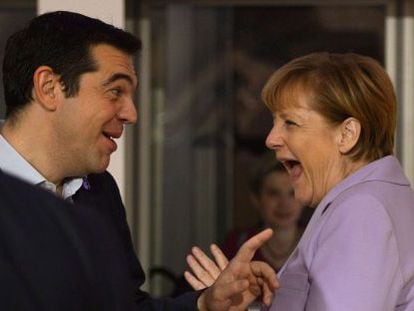 El primer ministro griego, Alexis Tsipras, y la canciller alemana, Angela Merkel, en la cumbre euroafricana, el 12 de octubre en La Valeta (Malta). 