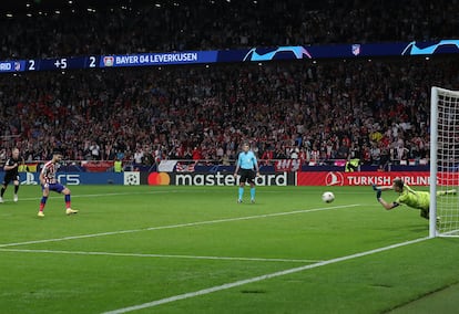 Carrasco ejecuta el penalti que detuvo Hradecki, en el partido entre el Atlético de Madrid y el Bayer Leverkusen en el Metropolitano este miércoles.