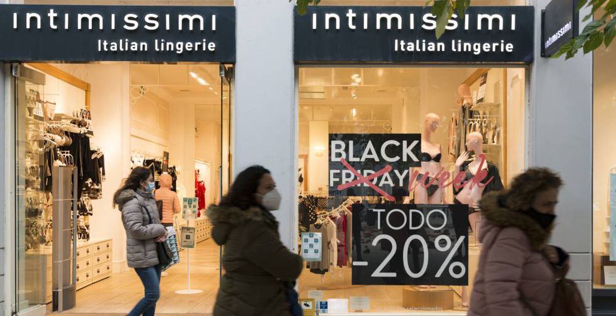 Anúncio de promoção Black Friday em loja de moda íntima em