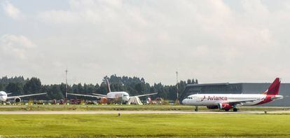 Un avión de Avianca en el aeropuerto El Dorado de Bogotá.