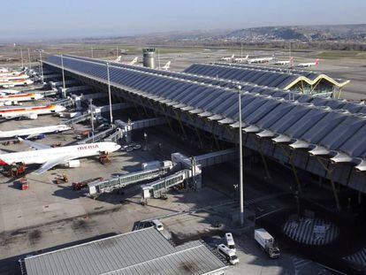 Varios aviones en las pistas de la T4 del Aeropuerto Adolfo Su&aacute;rez Madrid-Barajas. 