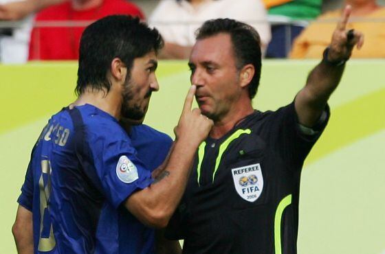 Gattuso se encara con Medina Cantalejo en un partido del Mundial de 2006