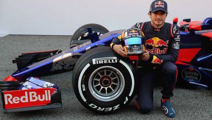 Carlos Sainz Jr.  posa con el monoplaza de esta temporada.