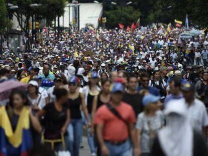 Opositores venezolanos participan en una marcha contra Maduro en julio.