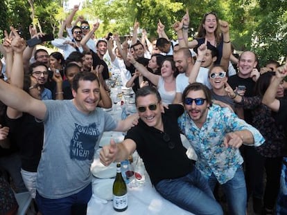 Josep, Joan y Jordi Roca celebran el triunfo a su llegada al restaurante en Girona.