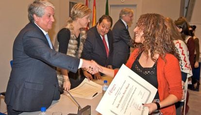 Arturo Fern&aacute;ndez (primer plano) y Alfonso Tezanos (centro) entregan diplomas de cursos de la C&aacute;mara de Comercio. 