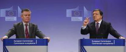 El presidente de la Comisión Europea, José Manuel Durao Barroso, y el comisario Europeo de Comercio, Karel De Gucht. EFE/Archivo