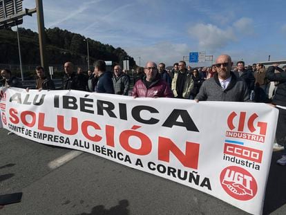 Un grupo de personas protestando frente a la fábrica de Alu Ibérica en A Coruña, el 14 de marzo de 2023.