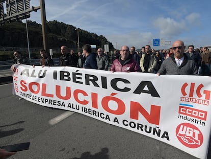 Un grupo de personas protestando frente a la fábrica de Alu Ibérica en A Coruña, el 14 de marzo de 2023.