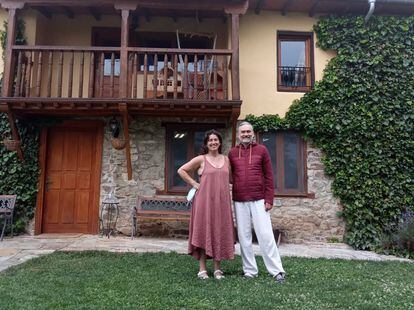 Loreto García del Pomar y Juan Francisco Pascual, propietarios de la casa de reposo La Perezosa, en Potes (Cantabria), el pasado 12 de julio. LORETO GARCÍA