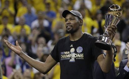 Kevin Durant, con el trofeo al MVP de las finales.