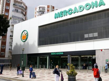 Personas hacen cola en un supermercado guardando la distancia de seguridad marcada por el estado de alarma ante la Covid-19