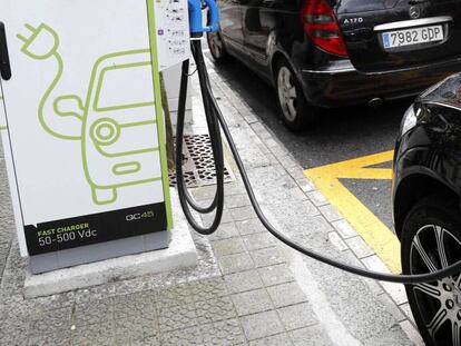 Un coche eléctrico cargando en una electrolinera en Bilbao.