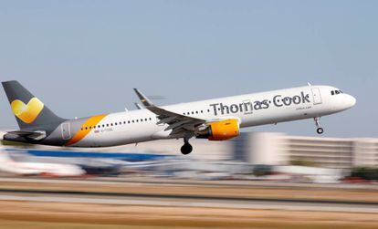 Un avión de Thomas Cook despega en el aeropuerto de Palma de Mallorca.