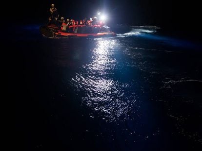 Lanchas rastrean el agua en busca de náufragos tras el colapso de una patera en las costas libias.