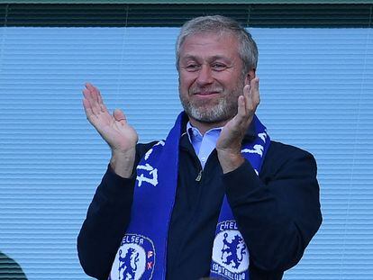Roman Abramovich aplaude a los futbolistas del Chelsea después de ganar la Premier en 2017.