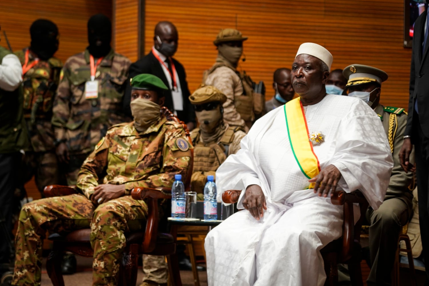 Bah Ndaw, a la derecha, junto a Assimi Goïta durante la toma de posesión de ambos como presidente y vicepresidente de Malí, este viernes en Bamako.