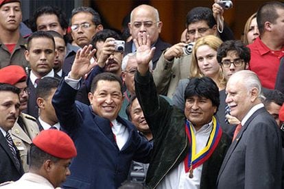 Evo Morales (en el centro, con una banda con los colores de Venezuela) y Hugo Chávez, ayer en Caracas.