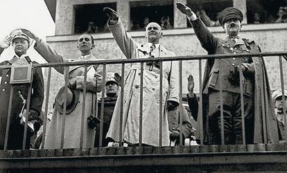 Adolf Hitler realiza el saludo nazi junto a otros miembros del partido en las gradas del campo de regatas de Grünau.