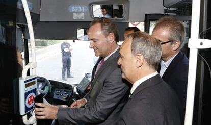 El presidente de la Generalitat prueba la nueva tecnología NFC de Orange en un autobús de la EMT de Valencia.