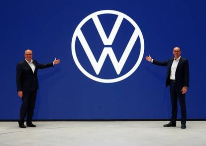 Ralf Brandstaetter, CEO de Volkswagen Passenger Cars y Juergen Stackmann, director de ventas y marketing de Volkswagen presentan el nuevo logotipo