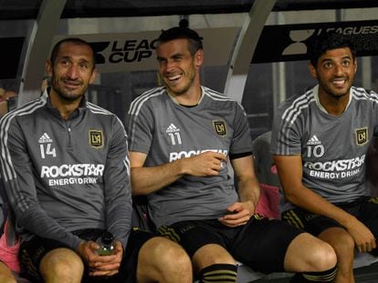 Chiellini, Bale y Carlos Vela en el banquillo del Los Ángeles FC de la liga estadounidense, el pasado mes de agosto.